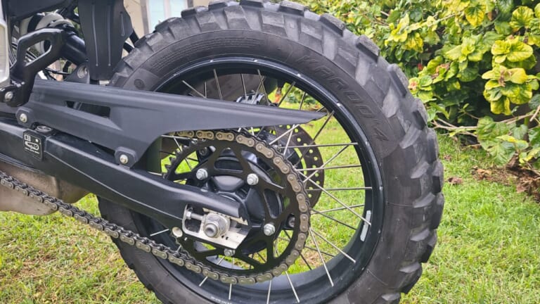 BMW F450GS|扱いやすさと本格装備の両立。BMW F450GSの実力をシチリア島の泥んこセクションで徹底検証!【新型試乗インプレ】