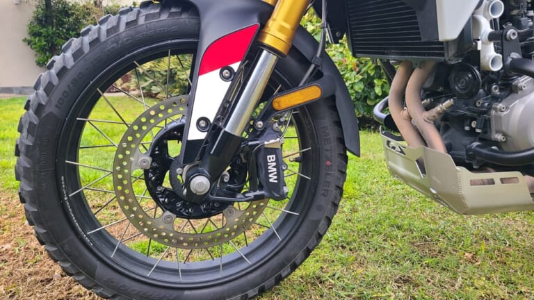 BMW F450GS｜扱いやすさと本格装備の両立。BMW F450GSの実力をシチリア島の泥んこセクションで徹底検証!【新型試乗インプレ】