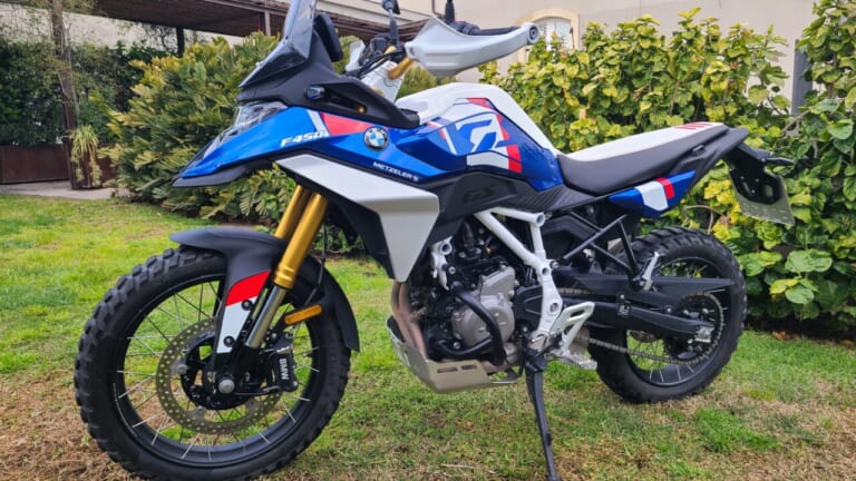 BMW F450GS|扱いやすさと本格装備の両立。BMW F450GSの実力をシチリア島の泥んこセクションで徹底検証!【新型試乗インプレ】