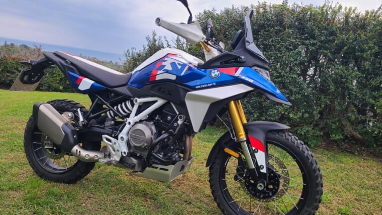 BMW F450GS｜扱いやすさと本格装備の両立。BMW F450GSの実力をシチリア島の泥んこセクションで徹底検証!【新型試乗インプレ】