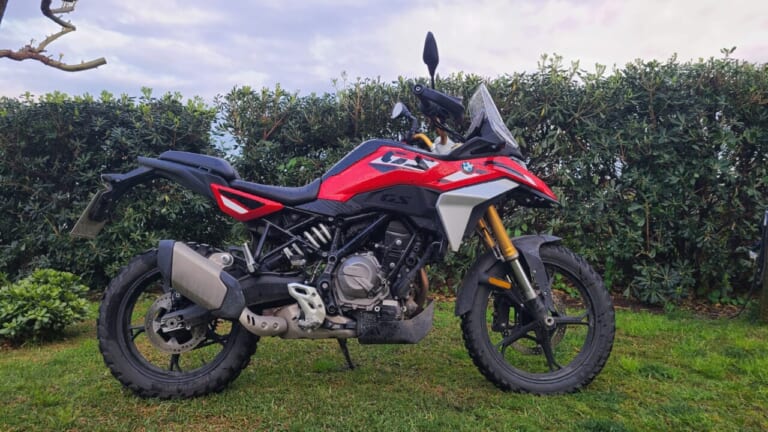 BMW F450GS｜扱いやすさと本格装備の両立。BMW F450GSの実力をシチリア島の泥んこセクションで徹底検証!【新型試乗インプレ】