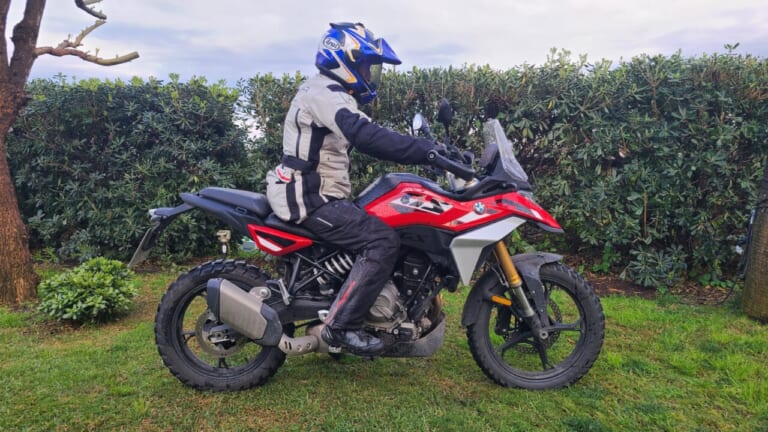 BMW F450GS｜扱いやすさと本格装備の両立。BMW F450GSの実力をシチリア島の泥んこセクションで徹底検証!【新型試乗インプレ】