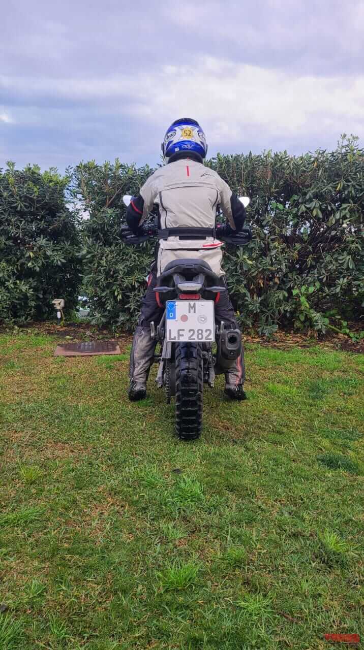 BMW F450GS|扱いやすさと本格装備の両立。BMW F450GSの実力をシチリア島の泥んこセクションで徹底検証!【新型試乗インプレ】