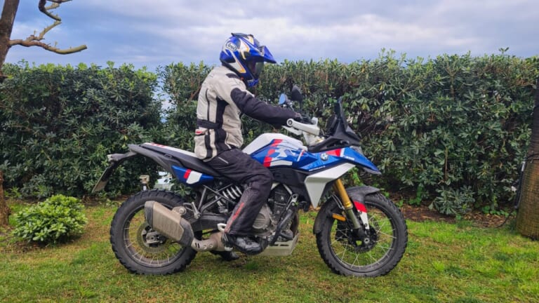 BMW F450GS|扱いやすさと本格装備の両立。BMW F450GSの実力をシチリア島の泥んこセクションで徹底検証!【新型試乗インプレ】