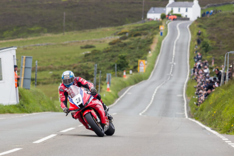 スーパーバイクTTで勝利したディーン・ハリソン選手（CBR1000RR-R）｜【マン島TT 2026】ディーン・ハリソンがスーパーバイクTTを初制覇！ ホンダCBRを駆り、ヒックマンやダンロップを寄せ付けぬ独走劇
