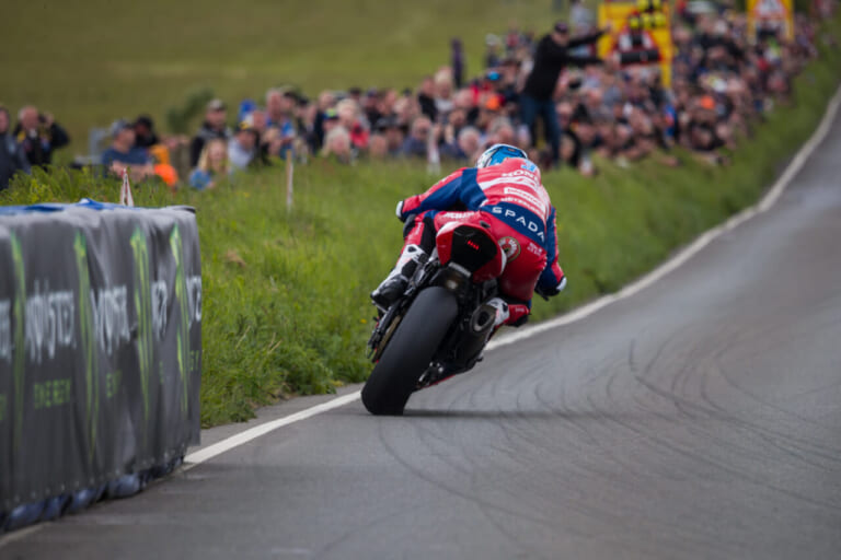 スーパーバイクTTで勝利したディーン・ハリソン選手（CBR1000RR-R）｜【マン島TT 2026】ディーン・ハリソンがスーパーバイクTTを初制覇！ ホンダCBRを駆り、ヒックマンやダンロップを寄せ付けぬ独走劇