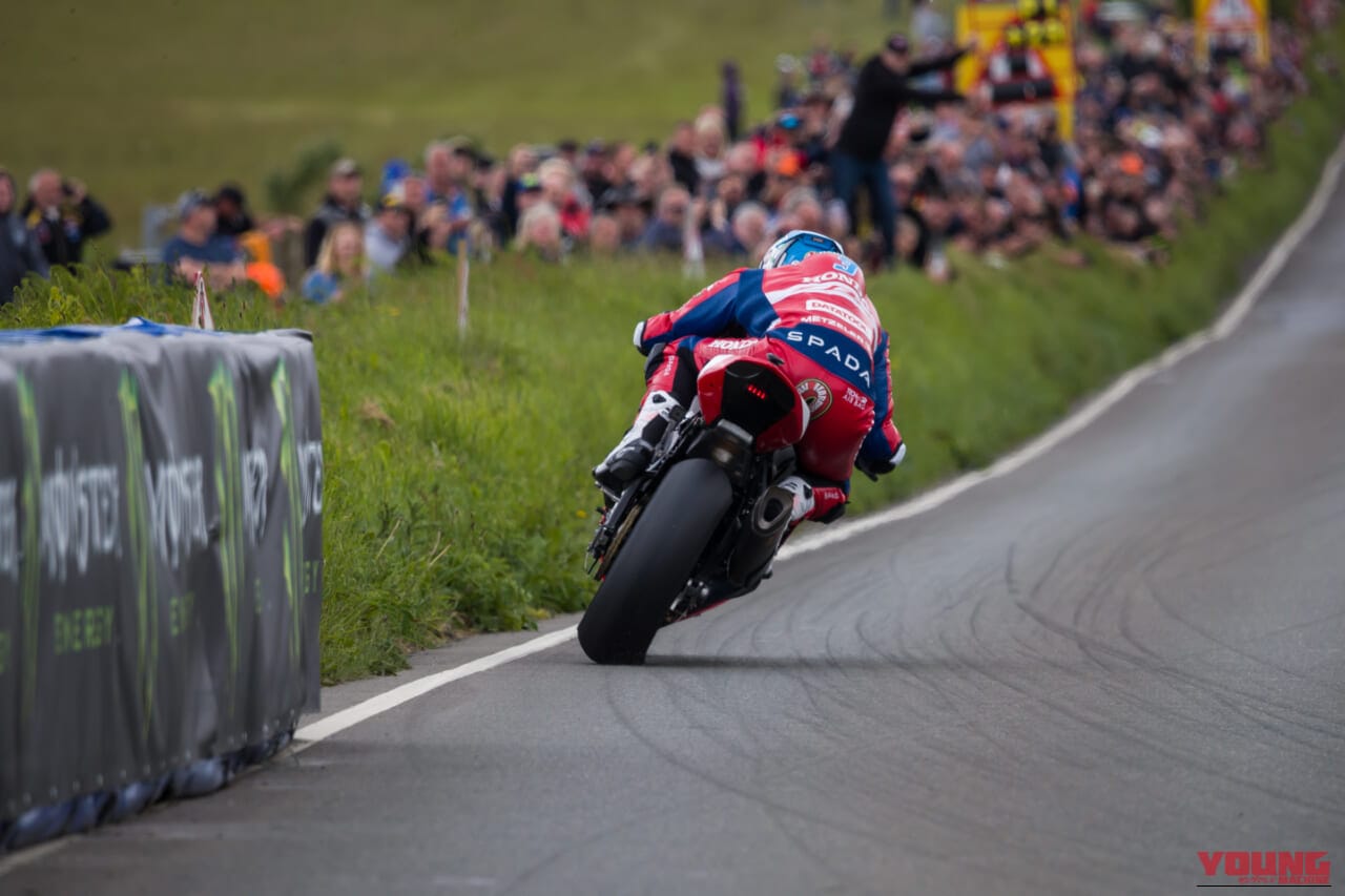 スーパーバイクTTで勝利したディーン・ハリソン選手（CBR1000RR-R）｜【マン島TT 2026】ディーン・ハリソンがスーパーバイクTTを初制覇！ ホンダCBRを駆り、ヒックマンやダンロップを寄せ付けぬ独走劇