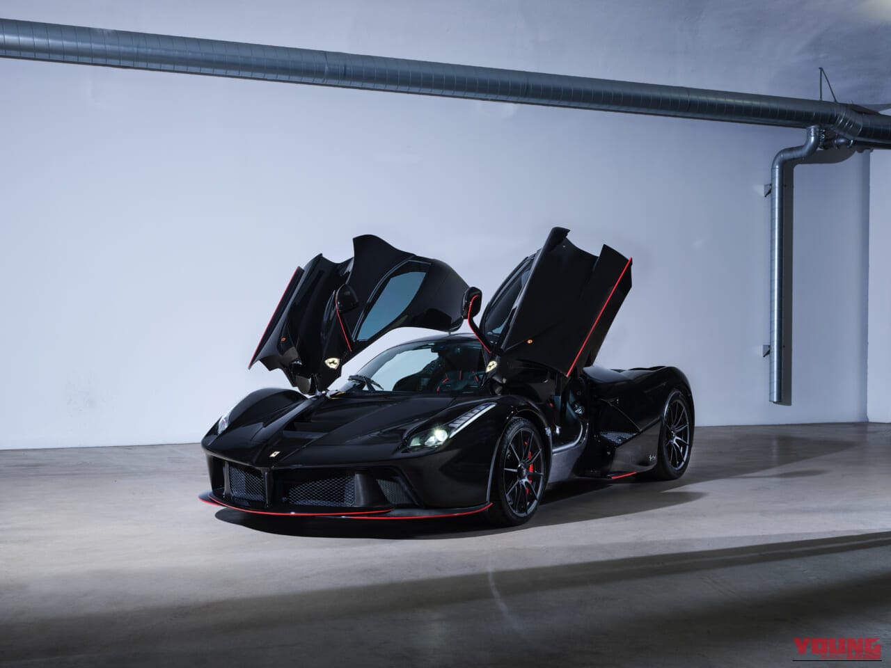 フェラーリ ferrari ラ・フェラーリ フェリペ・マッサ仕様 バタフライドア開放｜「超お気に入りマシンだったのに…」有名F1ドライバーが泣く泣く手放したとんでもないハイブリッド車。4000km走行でも10億円近い指し値が付いた幻の名車を紹介