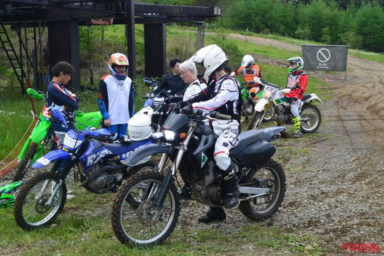 |【なぜ舗装路のベテランが泥でコケる?】元全日本ライダーに習ったら、バイクの「正しい操り方」が目からウロコだった