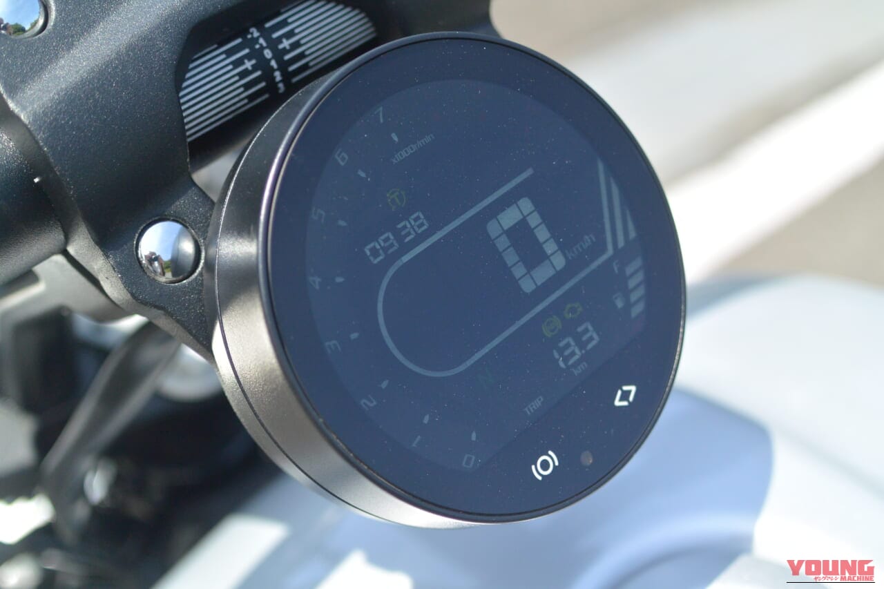 ｜「これ、本当に250cc…？」かつての国産ニーハンの“狂気”を思い起こさせる2台の黒船【ガレージで酒が呑める75万円のVツイン】