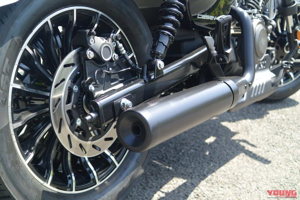 |「これ、本当に250cc…?」かつての国産ニーハンの“狂気”を思い起こさせる2台の黒船【ガレージで酒が呑める75万円のVツイン】