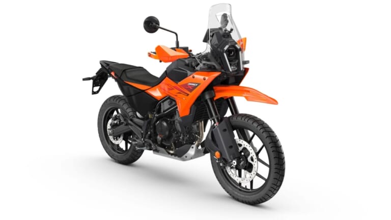 KTM 390 ADVENTURE X｜165kgの軽さ×シート高825mmの安心感で、林道も高速道路もこれ1台。オーストリア発の45馬力シングルミドルアドベンチャーが放つ軽快すぎる走り【KTM新型390 ADVENTURE X発売】