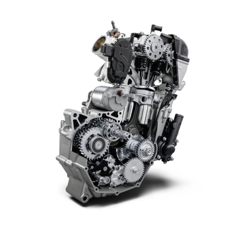 KTM 390 ADVENTURE X|165kgの軽さ×シート高825mmの安心感で、林道も高速道路もこれ1台。オーストリア発の45馬力シングルミドルアドベンチャーが放つ軽快すぎる走り【KTM新型390 ADVENTURE X発売】