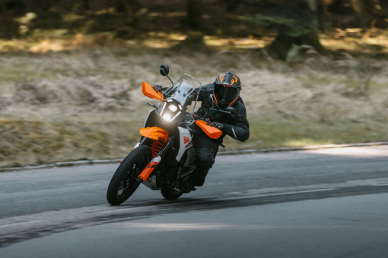 KTM 390 ADVENTURE X|165kgの軽さ×シート高825mmの安心感で、林道も高速道路もこれ1台。オーストリア発の45馬力シングルミドルアドベンチャーが放つ軽快すぎる走り【KTM新型390 ADVENTURE X発売】