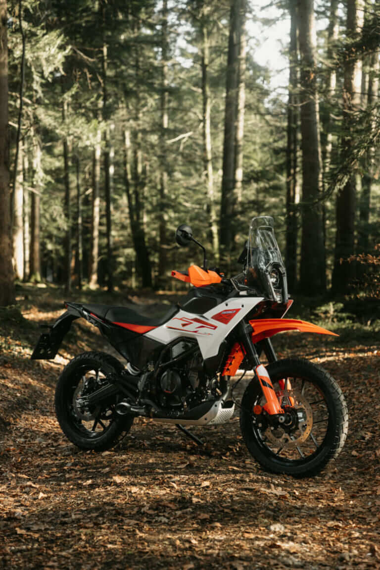KTM 390 ADVENTURE X｜165kgの軽さ×シート高825mmの安心感で、林道も高速道路もこれ1台。オーストリア発の45馬力シングルミドルアドベンチャーが放つ軽快すぎる走り【KTM新型390 ADVENTURE X発売】