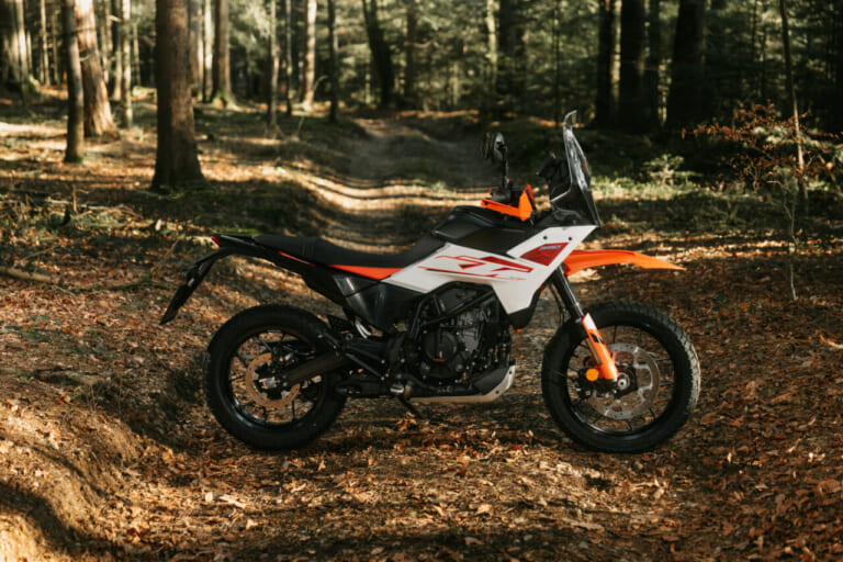 KTM 390 ADVENTURE X｜165kgの軽さ×シート高825mmの安心感で、林道も高速道路もこれ1台。オーストリア発の45馬力シングルミドルアドベンチャーが放つ軽快すぎる走り【KTM新型390 ADVENTURE X発売】