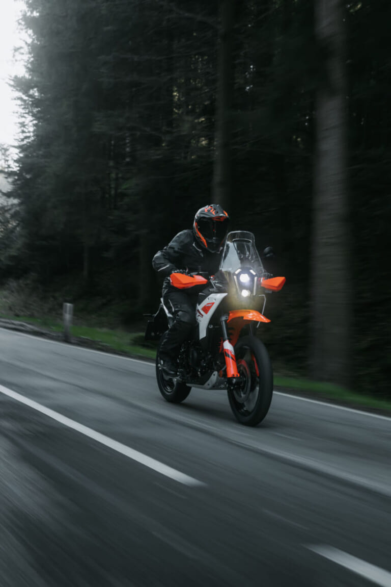 KTM 390 ADVENTURE X｜165kgの軽さ×シート高825mmの安心感で、林道も高速道路もこれ1台。オーストリア発の45馬力シングルミドルアドベンチャーが放つ軽快すぎる走り【KTM新型390 ADVENTURE X発売】