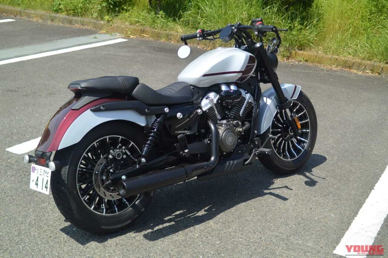 |「これ、本当に250cc…?」かつての国産ニーハンの“狂気”を思い起こさせる2台の黒船【ガレージで酒が呑める75万円のVツイン】