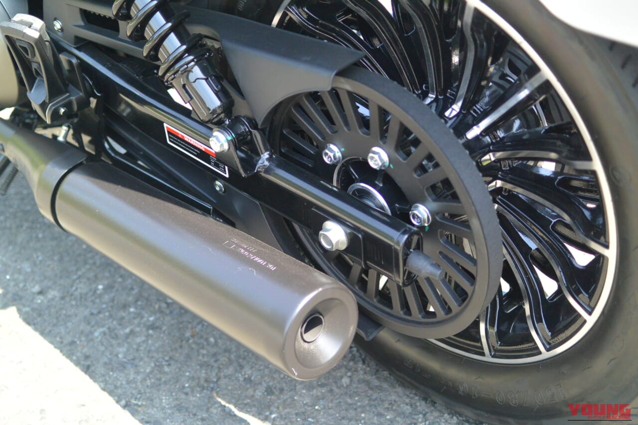 |「これ、本当に250cc…?」かつての国産ニーハンの“狂気”を思い起こさせる2台の黒船【ガレージで酒が呑める75万円のVツイン】