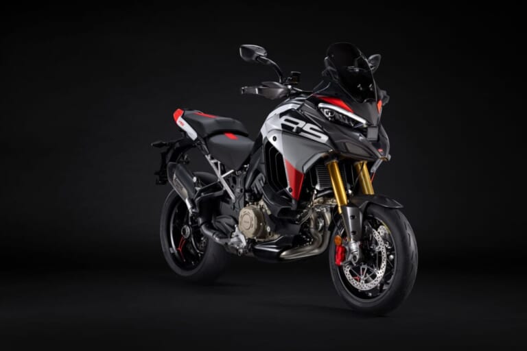Ducati Multistrada V4 RS｜足つき良好×30Lタンクのラリーか、180馬力×乾式クラッチのRSか。 旅or走りを極めるドゥカティ新型アドベンチャー「ムルティストラーダ V4」シリーズ2026年モデルがいよいよ日本上陸