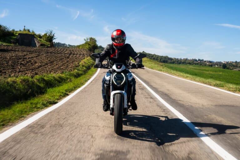 Ducati Monster +｜伝統のスタイルと最新Vツインエンジンの融合! 890ccで175kgの圧倒的軽さを持ち、30年の進化を遂げたドゥカティの第5世代「モンスター・プラス」がいよいよ日本上陸