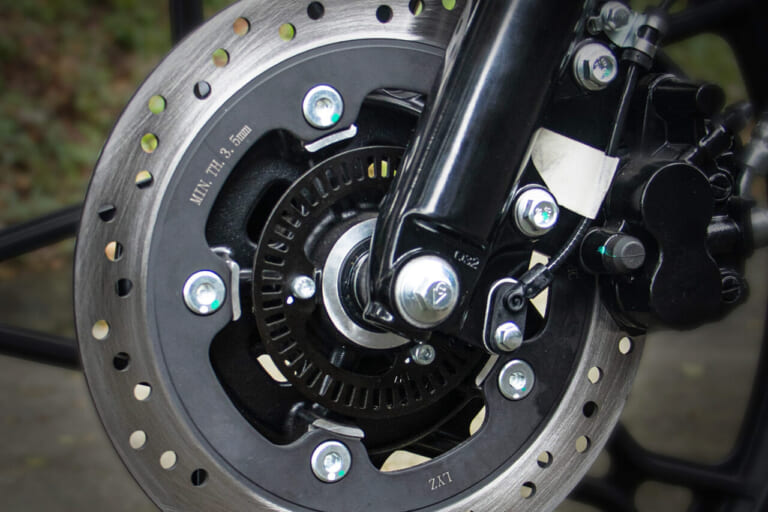 SUZUKI GN125|足つき抜群の119kgボディにABSをプラス! キャブ車なのに近代的な安心感。スズキ「GN125 ABS」に2027年モデルが登場【海外】