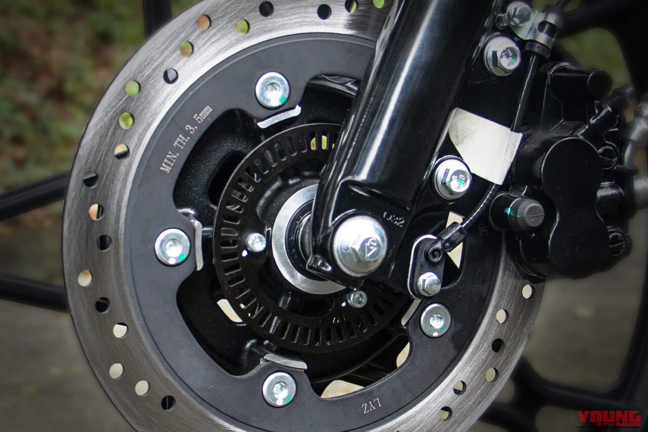 SUZUKI GN125｜足つき抜群の119kgボディにABSをプラス！ キャブ車なのに近代的な安心感。スズキ「GN125 ABS」に2027年モデルが登場【海外】