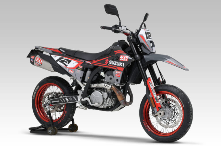 YOSHIMURA DR-Z4S/4SM Slip-On RS-12 サイクロン|約25%の軽量化とリニアな加速。競技由来のレスポンスを持つ、公道対応のDR-Z4S/SM用ヨシムラスリップオンマフラーが登場
