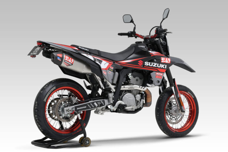 YOSHIMURA DR-Z4S/4SM Slip-On RS-12 サイクロン|約25%の軽量化とリニアな加速。競技由来のレスポンスを持つ、公道対応のDR-Z4S/SM用ヨシムラスリップオンマフラーが登場
