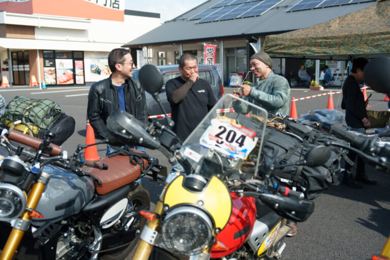 キャバレロ愛にあふれたバイク談義中|モータリスト｜【FANTIC】キャバレロを楽しむアサマ・スクランブラー・ミーティング2026で会いましょう!!