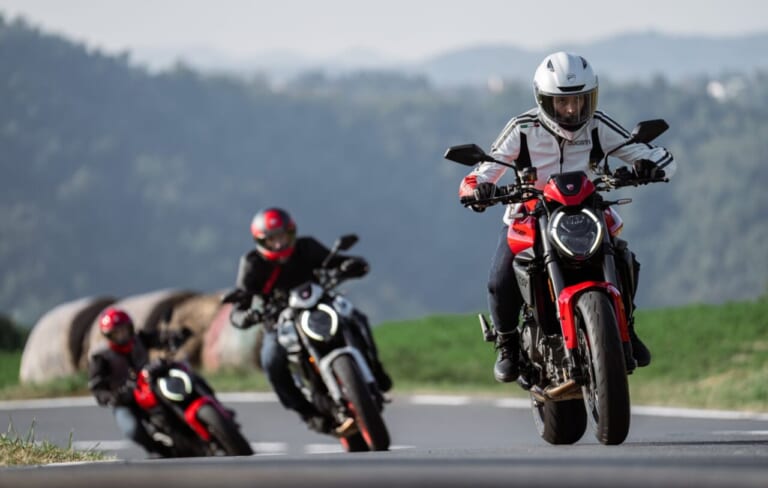 Ducati Monster +｜伝統のスタイルと最新Vツインエンジンの融合! 890ccで175kgの圧倒的軽さを持ち、30年の進化を遂げたドゥカティの第5世代「モンスター・プラス」がいよいよ日本上陸