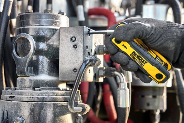 DEWALT 折りたたみ式六角レンチセット DWHT70267|「もうコレ1つあればOKじゃん…」プロの現場から生まれたガチスペックモデルが新登場! 本格仕様なのに価格設定がリーズナブルすぎる…!