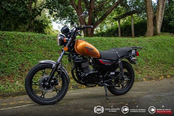 SUZUKI GN125｜足つき抜群の119kgボディにABSをプラス！ キャブ車なのに近代的な安心感。スズキ「GN125 ABS」に2027年モデルが登場【海外】