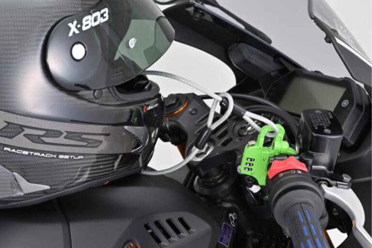 デイトナ スレンダーヘルメットロック ダイヤルタイプ ケーブル付き グリーン ヘルメット 盗難防止 使用例|「えっ…そこに装着するんだ?」特許出願中の革新的なアイテム登場。取り付け簡単!6色展開で幅広い車種に対応するギアを紹介