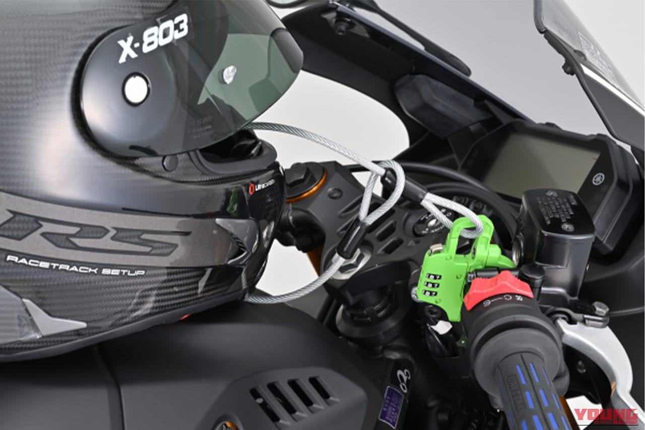デイトナ スレンダーヘルメットロック ダイヤルタイプ ケーブル付き グリーン ヘルメット 盗難防止 使用例|「えっ…そこに装着するんだ?」特許出願中の革新的なアイテム登場。取り付け簡単!6色展開で幅広い車種に対応するギアを紹介