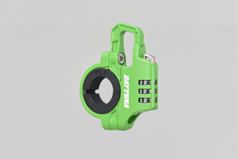 スレンダーヘルメットロック ダイヤルタイプ  グリーン［デイトナ］｜「えっ…そこに装着するんだ？」特許出願中の革新的なアイテム登場。取り付け簡単！6色展開で幅広い車種に対応するギアを紹介