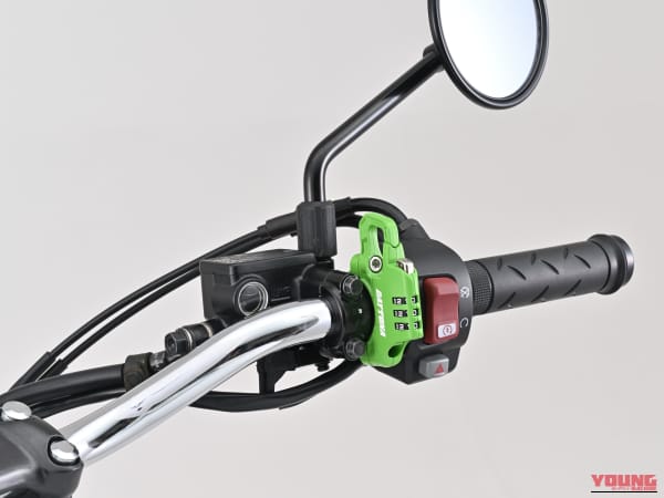 デイトナ スレンダーヘルメットロック ダイヤルタイプ ケーブル付き グリーン ハンドルに装着｜「えっ…そこに装着するんだ？」特許出願中の革新的なアイテム登場。取り付け簡単！6色展開で幅広い車種に対応するギアを紹介