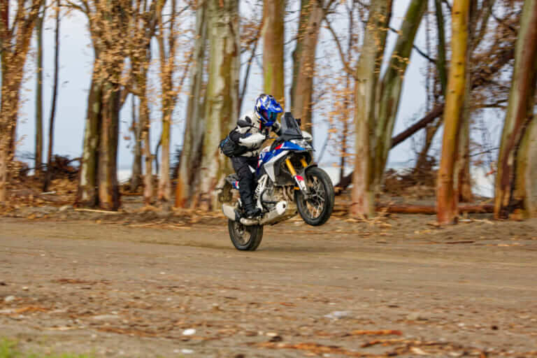 BMW F450GS|扱いやすさと本格装備の両立。BMW F450GSの実力をシチリア島の泥んこセクションで徹底検証!【新型試乗インプレ】