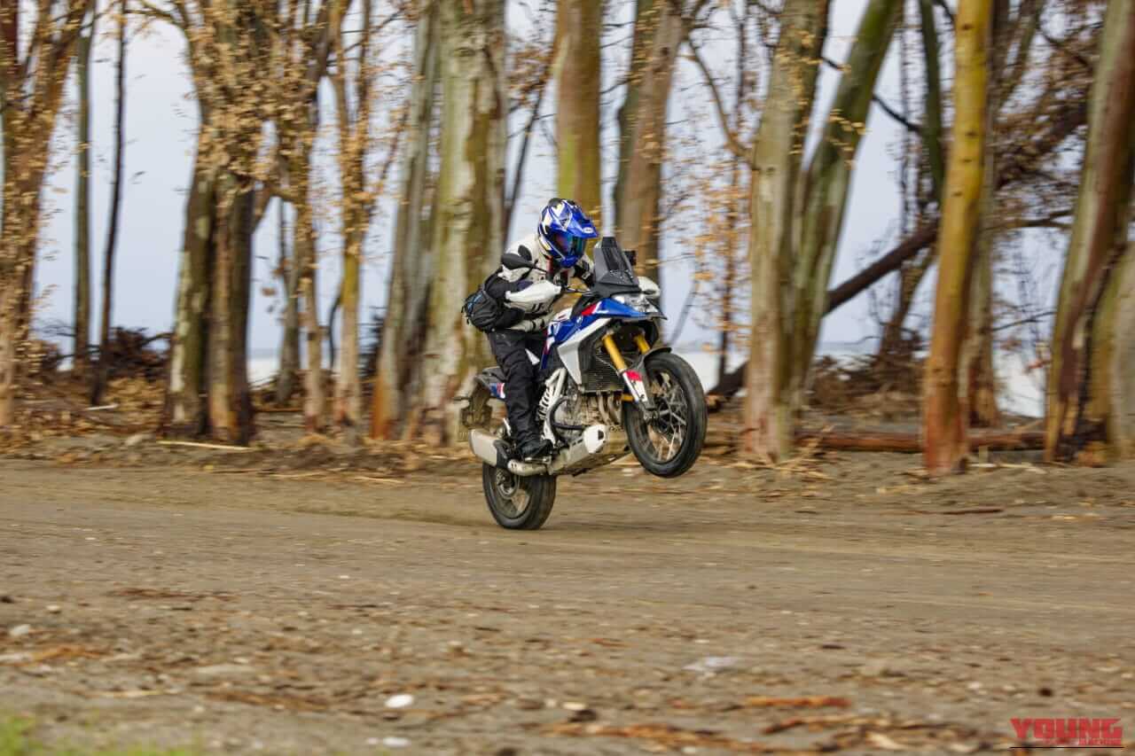 BMW F450GS｜扱いやすさと本格装備の両立。BMW F450GSの実力をシチリア島の泥んこセクションで徹底検証!【新型試乗インプレ】