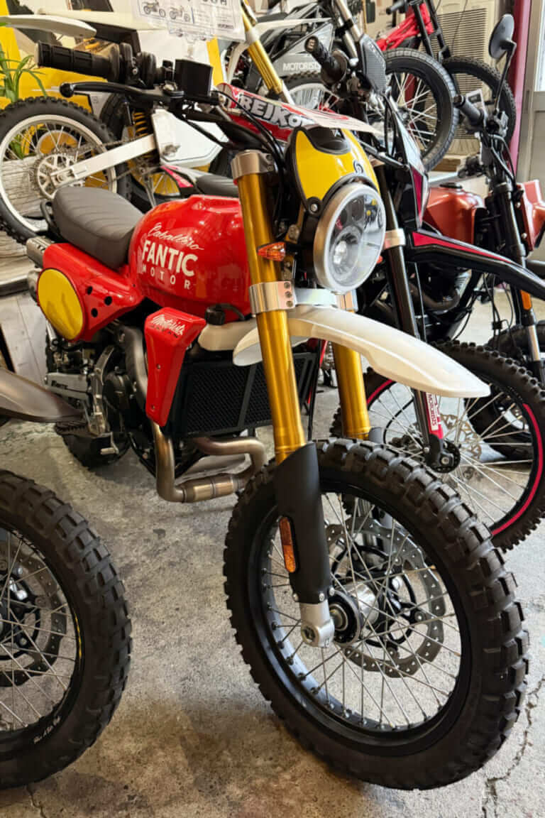 ファクトリーに置いてあるキャバレロ・カスタムは、今でも進化しています。|モータリスト｜【FANTIC】キャバレロを楽しむアサマ・スクランブラー・ミーティング2026で会いましょう!!