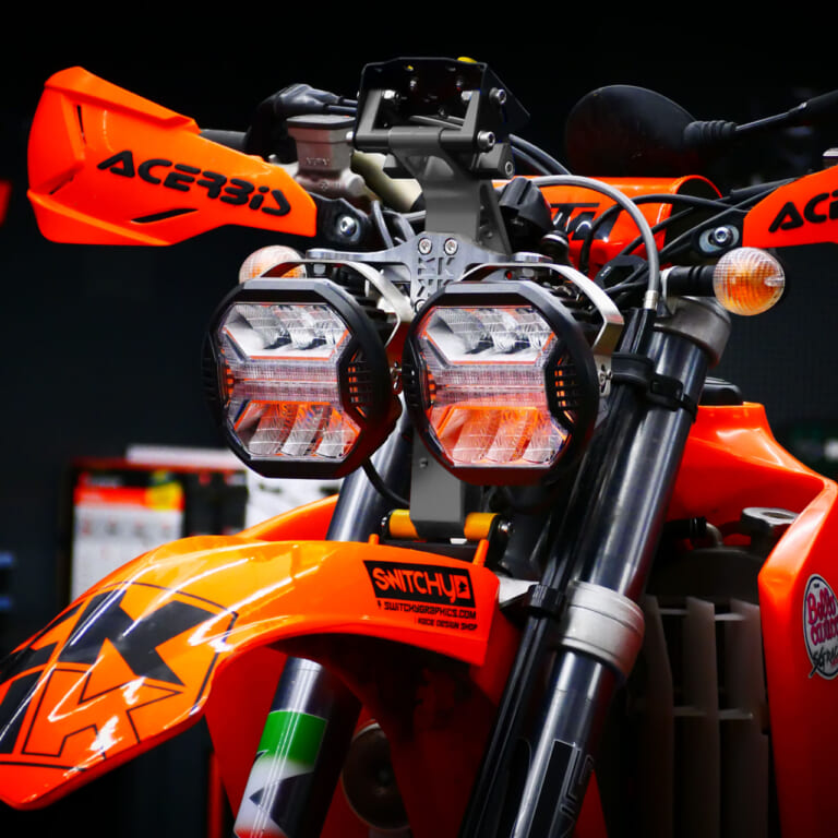 KTMやハスクバーナのエンデューロマシンに、憧れのBAJAスタイルをポン付け! 大人の冒険心を加速するラリーキットが新発売｜憧れのBAJAスタイルを、KTMやハスクバーナのエンデューロマシンにポン付け! 大人の冒険心を加速するラリーキットが新発売