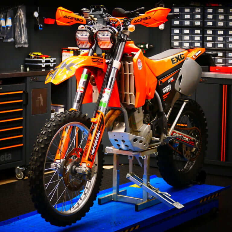KTMやハスクバーナのエンデューロマシンに、憧れのBAJAスタイルをポン付け! 大人の冒険心を加速するラリーキットが新発売｜憧れのBAJAスタイルを、KTMやハスクバーナのエンデューロマシンにポン付け! 大人の冒険心を加速するラリーキットが新発売