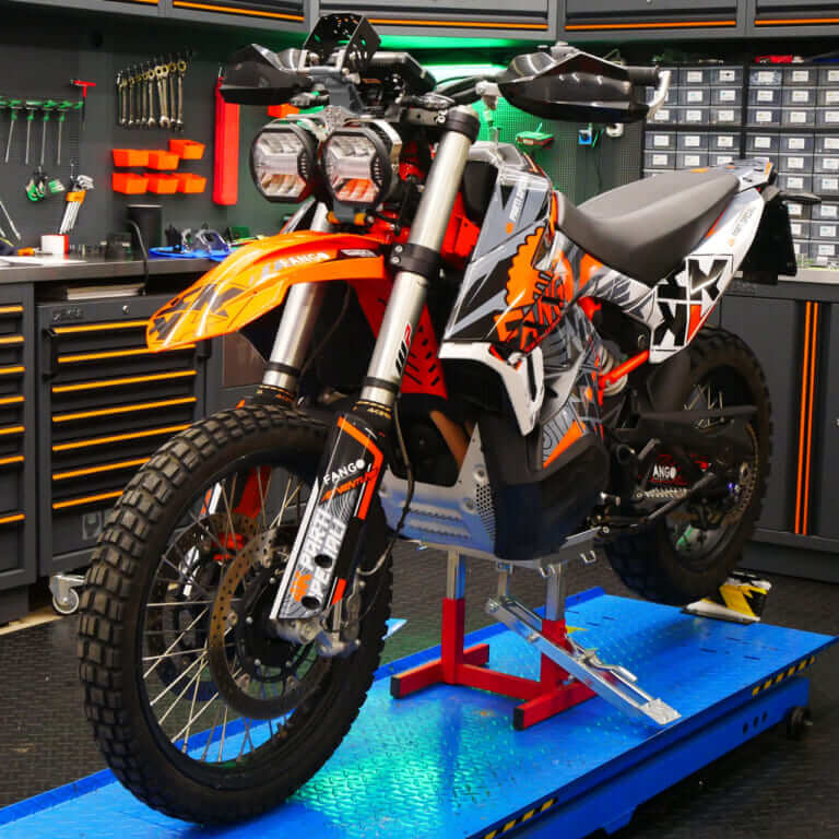 KTMやハスクバーナのエンデューロマシンに、憧れのBAJAスタイルをポン付け! 大人の冒険心を加速するラリーキットが新発売|憧れのBAJAスタイルを、KTMやハスクバーナのエンデューロマシンにポン付け! 大人の冒険心を加速するラリーキットが新発売