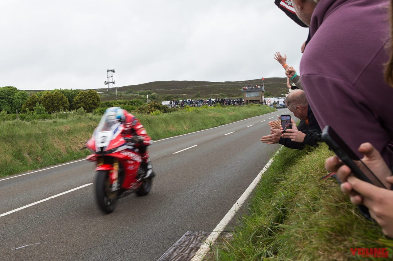 スーパーバイクTTで勝利したディーン・ハリソン選手(CBR1000RR-R)|【マン島TT 2026】ディーン・ハリソンがスーパーバイクTTを初制覇! ホンダCBRを駆り、ヒックマンやダンロップを寄せ付けぬ独走劇