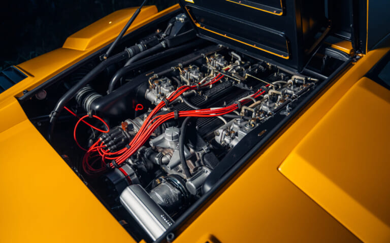 ランボルギーニ カウンタック LP500S オロ・サハラ 砂漠の黄金 エンジンルーム｜「原理主義者は嫌うスタイルだが…」スーパーカーの原点とも言えるモデルは、今見ても美しい…！ 生産台数わずか321台の幻の名車を紹介