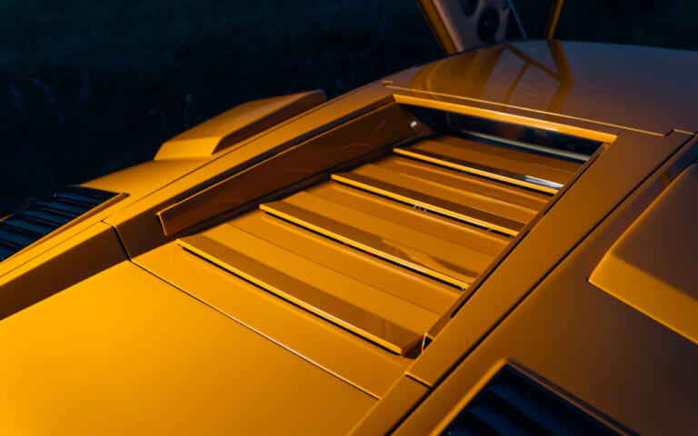 ランボルギーニ カウンタック LP500S オロ・サハラ 砂漠の黄金 エンジンフード｜「原理主義者は嫌うスタイルだが…」スーパーカーの原点とも言えるモデルは、今見ても美しい…！ 生産台数わずか321台の幻の名車を紹介