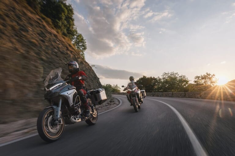 Ducati Multistrada V4 Rally|足つき良好×30Lタンクのラリーか、180馬力×乾式クラッチのRSか。 旅or走りを極めるドゥカティ新型アドベンチャー「ムルティストラーダ V4」シリーズ2026年モデルがいよいよ日本上陸