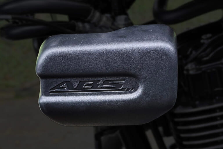 SUZUKI GN125|足つき抜群の119kgボディにABSをプラス! キャブ車なのに近代的な安心感。スズキ「GN125 ABS」に2027年モデルが登場【海外】