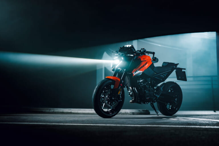 KTM 790 DUKE|激変したブレーキ・足回りと従来モデルから2kg減の軽量化! KTM新型「790 DUKE」2027年モデルが魅せる正当進化