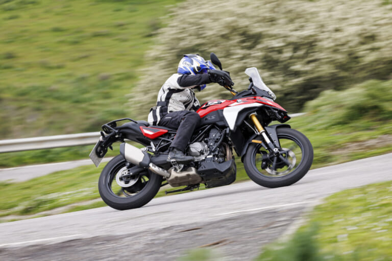 BMW F450GS｜扱いやすさと本格装備の両立。BMW F450GSの実力をシチリア島の泥んこセクションで徹底検証!【新型試乗インプレ】